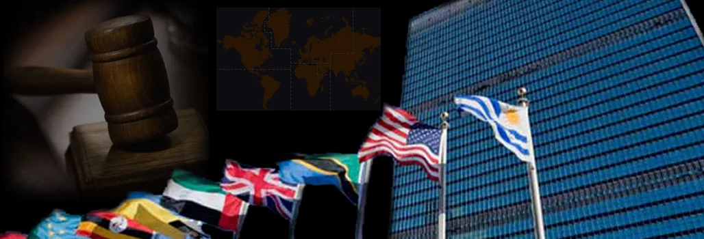 Martelo de juiz, prédio internacional e bandeiras de países
